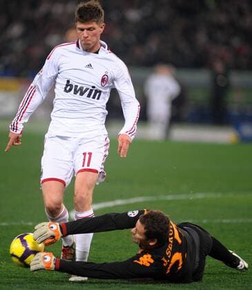 Klaas Jan Huntelaar (AC Mailand, li.) gegen Julio Sergio (AS Rom) AS Rom - AC Mailand. Serie A. Roma, 06 03 2010 - MassimoxOliva