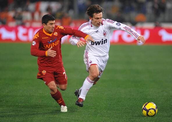 David Pizarro (AS Rom, li.) gegen Andrea Pirlo (AC Mailand). AS Rom - AC Mailand. Serie A. Roma, 06 03 2010 - MassimoxOliva