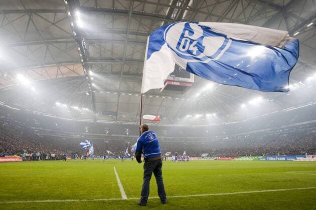 Fahnenschwenker schwingt die Vereinsfahne des FC Schalke 04 in der Veltins-Arena AufSchalke --- FC Schalke 04, Fussball Bundesliga am 14.02.2010 o0 Sportstätte Totale Stadion Objekte Fahne, Vereinsfahne, Vereinsfahnen