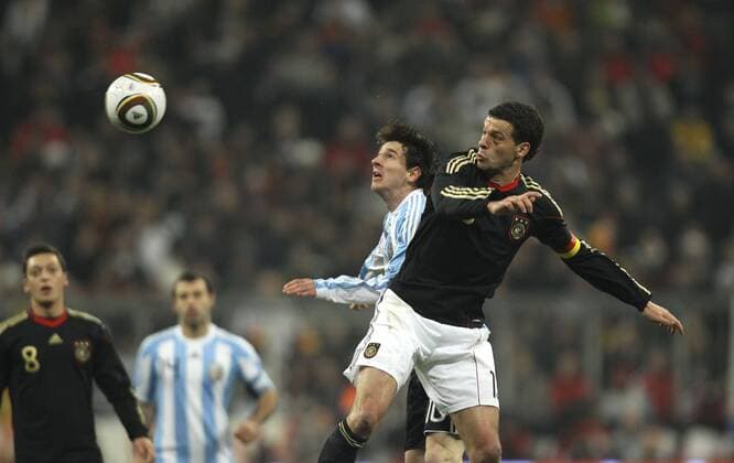 Michael BALLACK r. - Deutschland - gegen Lionel MESSI Fussball Länderspiel Herren am Mi. 03.03.2010 in München Deutschland - Argentinien