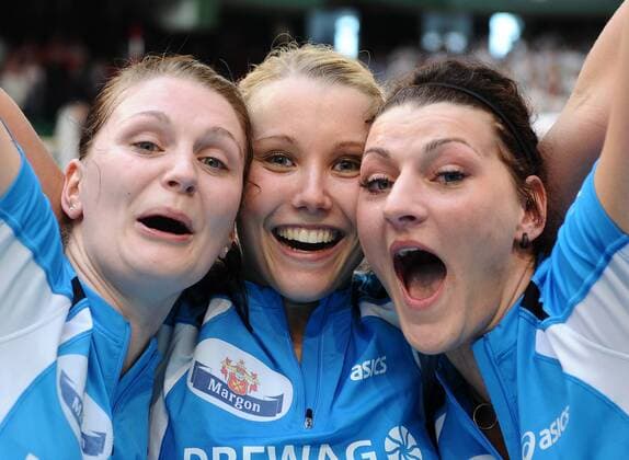 Dresdner SC - Deutscher Pokalsieger 2010, v.li.: Jubel bei Stefanie Karg, Mareen Apitz, Stephanie Kestner (alle Dresden), Volleyball, DVV-Pokalfinale, Pokal, Pokalfinale 2010 in Halle Westfalen, Gerry Weber Stadion, DSC, Saison 2009 2010, 07.03.10 ,