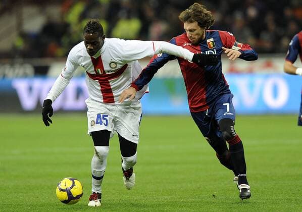 07.03.2010, Serie A, Inter Mailand (weiß) - CFC Genua 1893 (blau): Mario Balotelli (L) gegen Marco Rossi  o0 FC