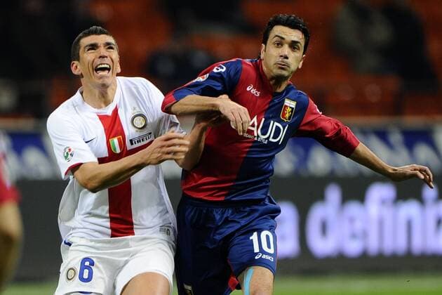 07.03.2010, Serie A, Inter Mailand (weiß) - CFC Genua 1893 (blau): Lucio (L) gegen Raffele Palladino  o0 FC