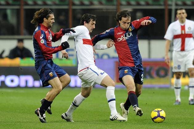 07.03.2010, Serie A, Inter Mailand (weiß) - CFC Genua 1893 (blau): Diego Milito (Mitte) gegen Omar Milanetto (L) und Ivan Juric  o0 FC