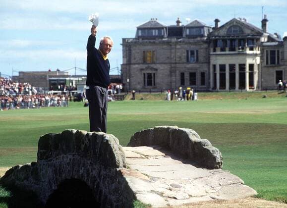 Bilder des Tages - SPORT Arnold Palmer (USA) bids farewell to St Andrews - Scotland. The British Open 1995. .  o0 Golfplatz Totale o00 Brücke Swilcan Bridge