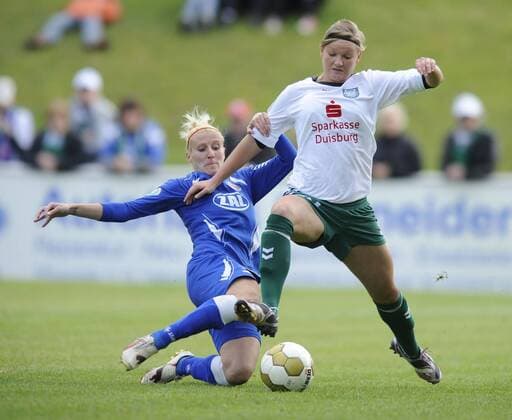 Anja Mittag (L), Alexandra Popp, Zweikampf, FCR 2001 Duisburg (Weiß) - Turbine Potsdam (Blau), Ergebnis 2:2, 1. Bundesliga, Fußball, Frauen, Saison 2009 2010, 17.10.2009