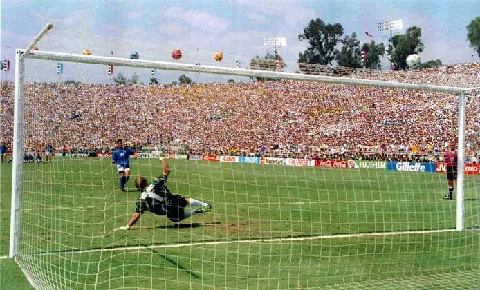 Roberto Baggio (ITA), JULY 17, 1994 - Football : Roberto Baggio missing a penalty during the FIFA World Cup USA final match between Brazil - Italy at Rose Bowl, Pasadena, California, USA. (855)  (200403181749022) o0 Hintertor, Hintertorkamera, Hintertorperspektive