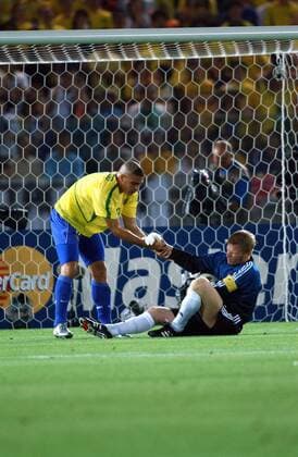 Ronaldo(left) Brazil, Oliver Kahn(right) Germany 2002 FIFA WORLD CUP FINAL BRAZIL 2-0 GERMANY 2002 06 30 (855)  (2002070115230410) o00 Kameradschaft