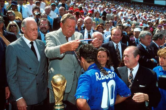 Roberto Baggio (ITA, 10), JULY 17, 1994 - Football : Roberto Baggio receives the silver medal after the FIFA World Cup USA final match between Brazil - Italy at Rose Bowl, Pasadena, California, USA, from UEFA President Lennart Johansson (SWE, C) and FIFA President Joao Havelange (BRA, L) and FIFA General Secretary Joseph S. Blatter (SUI, R) (855)  (000000000000000) o0 Siegerehrung Funktionär Sepp