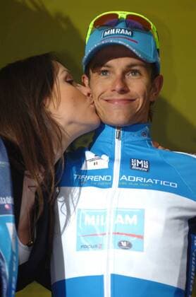 Tirreno - Adriatico, 1. Etappe: Livorno - Rosignano Solvay: Etappensieger Linus Gerdemann (Milram) übernimmt die Gesamtführung)  o0 blaues Trikot Etappensieg Hostess, Hostessen, Frau, girl