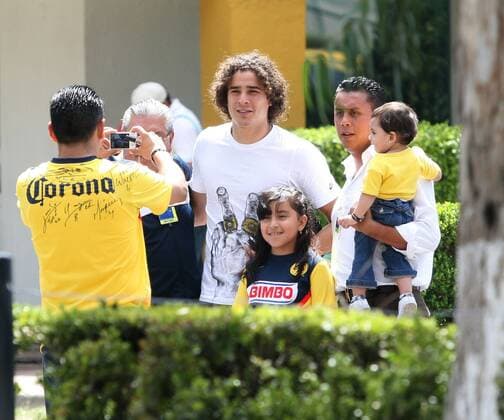 Mar 10, 2010 - Mexico City, Mexico - GUILLERMO OCHOA (C), at the end of the training of Club America.  - ZUMAu78 o00 privat Fans Fannähe