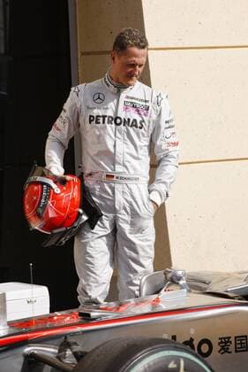 Michael Schumacher - Mercedes - schaut sich nach dem Qualifiyng Lewis Hamiltons McLaren an. 13.03.2010 F1 Bahrain