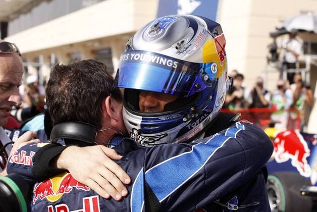 Sebastian Vettel (R) - Red Bull - umarmt Mechaniker nach seiner Pole Position 13.03.2010 F1 Bahrain