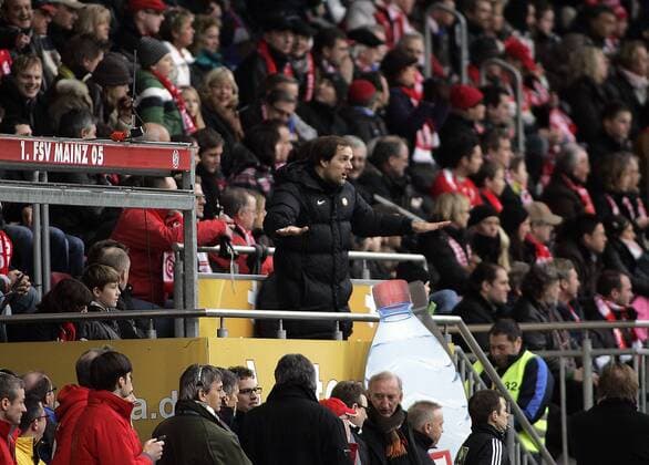 13.3.2010 1. FSV Mainz 05 - 1. FC Köln 1:0 Den Abpfiff erlebte der Mainzer Trainer Thomas Tuchel (Mitte) auf der Tribüne.