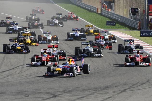 Sebastian VETTEL (GER),Red Bull Racing fuehrt das Feld an ,Start in die neue Formel 1 Saison,Pulk,Fahrerfeld.Rennen,Formel 1 GP von Bahrain,Motorsport,14.03.2010. o0 Start, starten, Startsituation Totale