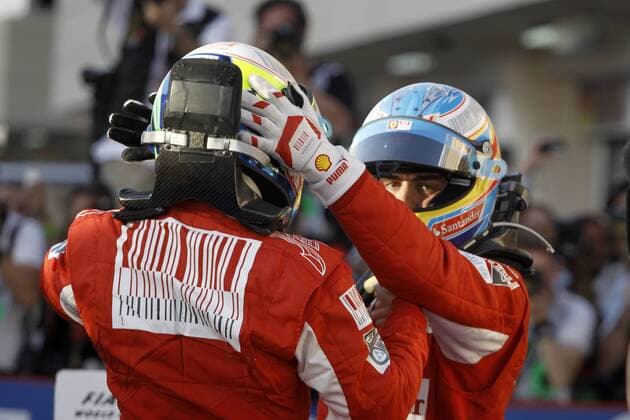 Sieger Fernando Alonso (re.) mit Felipe Massa (Ferrari) - Doppelsieg in Bahrain 2010. Parc. 14.03.2010 F1 Bahrain o0 Jubel Freude