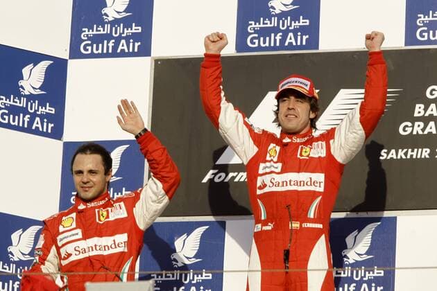 Sieger Fernando Alonso (re.) mit Felipe Massa (Ferrari) - Doppelsieg in Bahrain 2010. 14.03.2010 F1 Bahrain o0 Jubel Freude