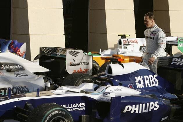 Michael Schumacher (Mercedes GP) schaut sich im Parc Ferme die Fahrzeuge der Konkurrenz Williams an. GP Bahrain 2010 Formel 1 Grand Prix Bahrain 2010