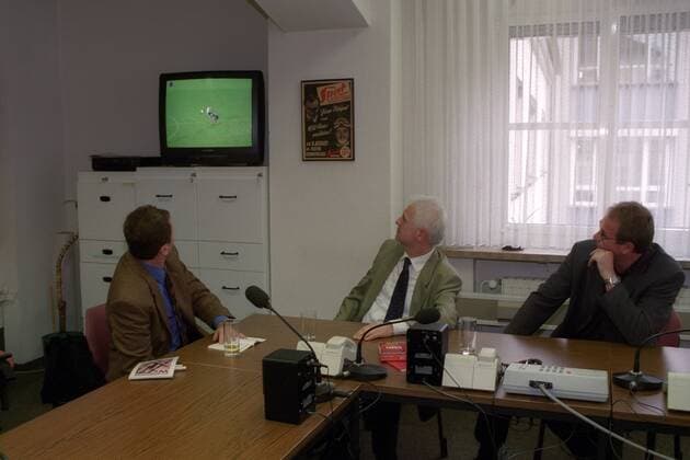Schiedsrichterlehrgang mit den DFB Schiedsrichtern Manfred Amerell (li.) und Eugen Strigel (Mitte, beide Deutschland) - DEUTSCHSPRACHIGE SPORTZEITSCHRIFTEN UND -ZEITUNGEN NUR NACH RÜCKSPRACHE Fußball Herren 2000, Schiedsrichterlehrgang, Schiedsrichterschulung, Lehrgang, Schulung Gruppe