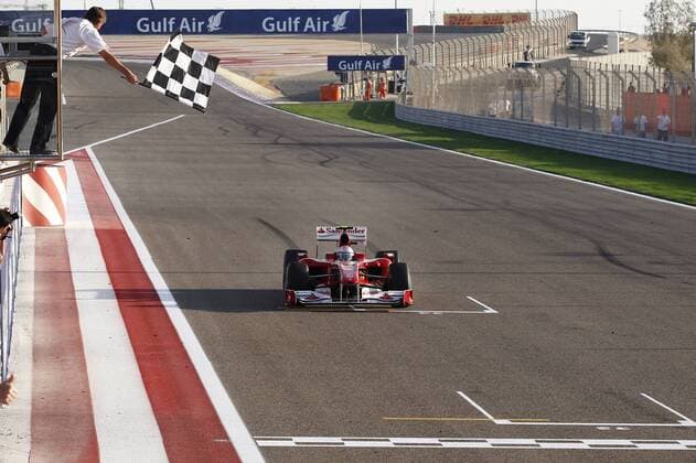 Motorsports Formula 1: World Championship 2010, GP of Bahrain, 08 Winner Fernando Alonso (ESP, Scuderia Ferrari Marlboro), xHOCHxZWEIx o0 Sieg Ziel Fahne Zielfahne