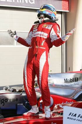 Motorsports Formula 1: World Championship 2010, GP of Bahrain, 08 Sieger Fernando Alonso (ESP, Scuderia Ferrari Marlboro), xHOCHxZWEIx