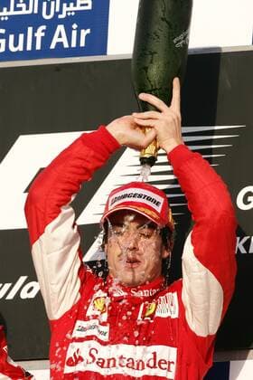Motorsports Formula 1: World Championship 2010, GP of Bahrain, 08 Sieger Fernando Alonso (ESP, Scuderia Ferrari Marlboro), xHOCHxZWEIx o0 Jubel Freude