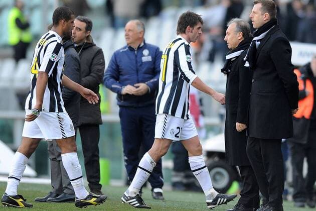 14 03 2010 - serie A Juventus Turin (schwarz weiß) - AC Siena(grün) V.li. Felipe Melo, Zdenek Grygera, Trainer Alberto Zaccheroni 