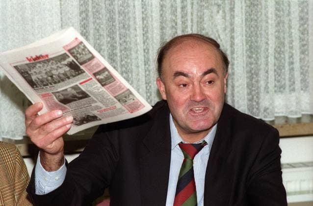 Volker Roth (Deutschland Vorsitzender DFB Schiedsrichter Ausschuss) - DEUTSCHSPRACHIGE SPORTZEITSCHRIFTEN UND -ZEITUNGEN NUR NACH RÜCKSPRACHE Fußball Herren Kicker Schiedsrichter Konferenz 1997, Besprechung, Tagung, Sitzung Einzelbild Aufnahmedatum geschätzt