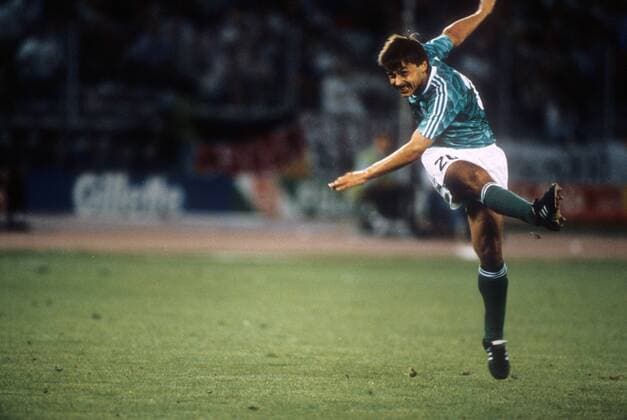 Olaf Thon (BR Deutschland) zieht ab - DEUTSCHSPRACHIGE SPORTZEITSCHRIFTEN UND -ZEITUNGEN NUR NACH RÜCKSPRACHE Fußball WM Herren WM 1990, Länderspiel, Halbfinale, Nationalteam, Nationaltrikot, BRD Einzelbild Turin Dynamik,