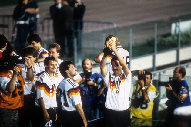 Weltmeister 1990 BR Deutschland, v. re.: Uwe Bein, Günther Hermann, Olaf Thon, Andreas Köpke (hi.), Andreas Möller - DEUTSCHSPRACHIGE SPORTZEITSCHRIFTEN UND -ZEITUNGEN NUR NACH RÜCKSPRACHE Fußball WM Herren WM Finale 1990, Länderspiel, Nationalteam, Nationaltrikot, BRD, Gruppe Rom Freude, Begeisterung,