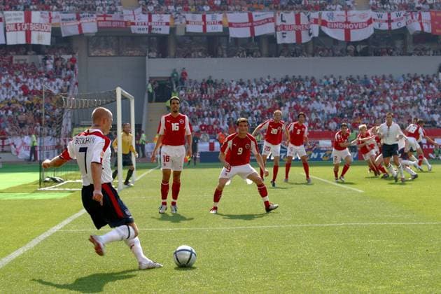 17 June 2004: DAVID BECKHAM (England) takes a free kick. Euro 2004 Group B game. England 3 Switzerland 0. Estadio Cidade de Coimbra, Coimbra, Portugal. xactionplusx  ActionPlus04061719 o0 EM