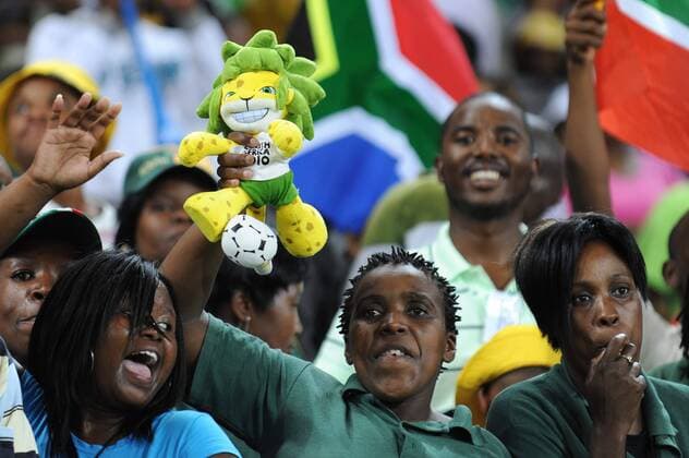 Südafikanischer Fan mit einer Puppe des WM Maskottchen Zakumi Gallo773695 o0 Objekt Fan, Fußballfan, Publikum Freude