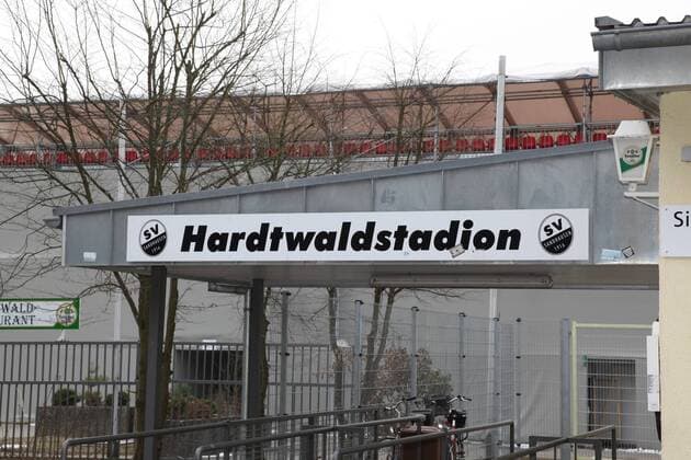 Fussball 3. Bundesliga. Saison 2009-2010. Schriftzug am Hardtwaldstadion, Heimspielstätte SV Sandhausen Stadion. o00 Fotostory
