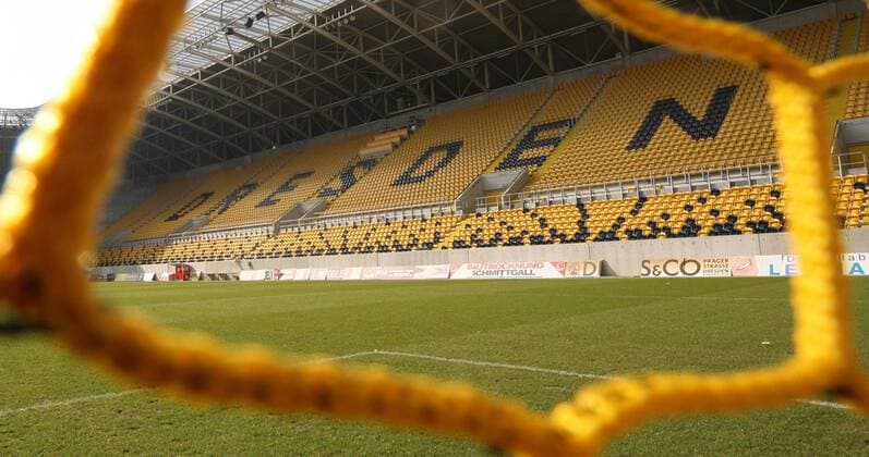 Fußball, Stadiongeschichte SG Dynamo Dresden Dresden, 11.03.2010, Fußball-Männer, 3. Liga. Rudolf-Harbig Stadion, Heimstätte der SG Dynamo Dresden. Innenraum. Blick durch das Tornetz auf die Westribüne. o0 Masche Netz gelb Maschen o00 Leere