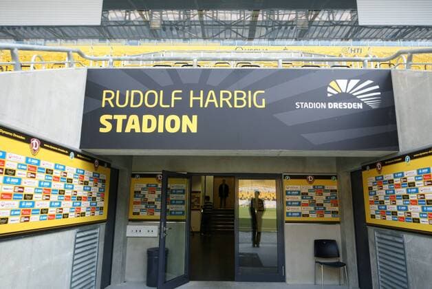 Fußball, Stadiongeschichte SG Dynamo Dresden Dresden, 11.03.2010, Fußball-Männer, 3. Liga. Rudolf-Harbig Stadion, Heimstätte der SG Dynamo Dresden. Innenraum. Zutritt zum Innenraumbereich. Spielertunnel. o0 Schlussjubel