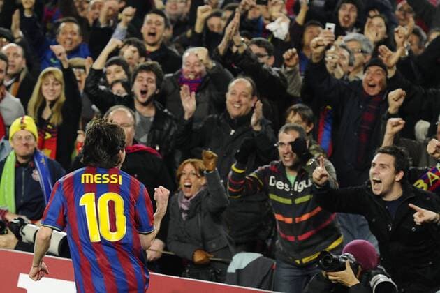 Lionel Messi (FC Barcelona) jubelt mit Fans  o0 Jubel Freude Zuschauer