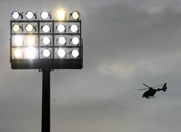 Cottbus, 19.03.2010, Stadion der Freundschaft, 2. Fußball-Bundesliga , FC Energie Cottbus vs. FC St. Pauli 0:1 (0:0), Polizei-Hubschrauber über dem Cottbuser Stadion. o0 Objekte