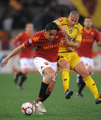 Luca TONI (li.), Gokhan INLER - Rom, 20.3.2010, AS Rom (rot) - Udinese Calcio (gelb), Serie A 2009 2010 - ANDREAXSTACCIOLI