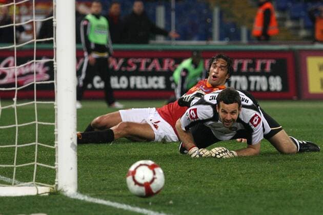 Luca Toni und Torwart Samir Handanovic (Udinese) - Rom, 20.3.2010, AS Rom (rot) - Udinese Calcio (gelb), Serie A 2009 2010 - xMavrixphotox  ActionPlus11021456 Content restricted for UK based newspaper