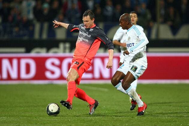Olympique Marseille (Weiß) vs Olympique Lyon (Rot) - Kim Kallstrom (OL) vs Charles Kabore (OM) - L1 - Stade Velodrome - Marseille - 21-03-10 EddyLEMAISTRE 