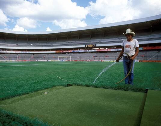 Bewässerung des Platzes im Estadio La Corregidora in Queretaro, Austragungsort der WM 1986 in Mexiko - DEUTSCHSPRACHIGE SPORTZEITSCHRIFTEN UND -ZEITUNGEN NUR NACH RÜCKSPRACHE Fußball WM Herren WM 1986, Nationalteam Totale Aufnahmedatum geschätzt Queretaro