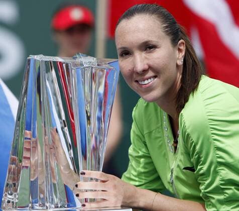 Serbian Jelena Jankovic holds the championship trophy after her womens final match at the BNP Paribas Open in Indian Wells, California on March 21, 2010.  IDW20100321732 o0 Sieg, Sieger, Trophäe Pokal Objekte
