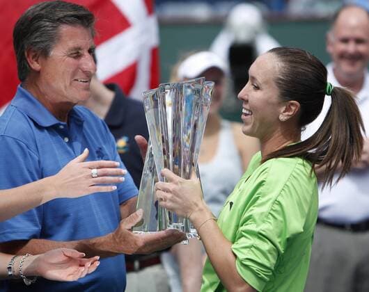 Tournament Director Charlie Pasarell helps Serbian Jelena Jankovic carry the championship trophy after her womens final match at the BNP Paribas Open in Indian Wells, California on March 21, 2010.  IDW20100321729 o0 Sieg, Sieger, Trophäe Pokal Objekte Funktionär