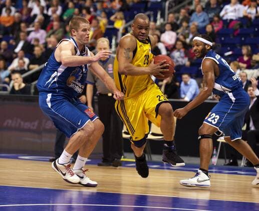 Basketball BBL Berlin 20.03.2010 Alba Berlin (gelb) - Deutsche Bank Skyliners Frankfurt (blau): Immanuel McElroy (Alba, Mitte) Grayson Moyer (re) o0 Mc Elroy