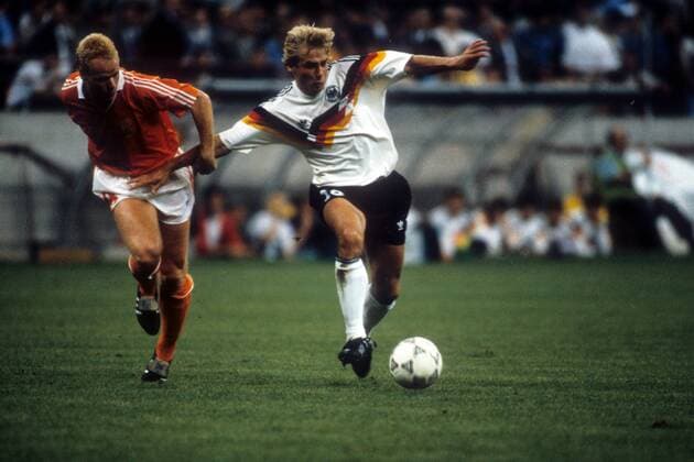 Jürgen Klinsmann (BR Deutschland, re.) gegen Ronald Koeman (Niederlande) - DEUTSCHSPRACHIGE SPORTZEITSCHRIFTEN UND -ZEITUNGEN NUR NACH RÜCKSPRACHE Fußball WM Herren WM 1990, Länderspiel, Nationalteam, Nationaltrikot, BRD - Niederlande 2:1 Gruppe Mailand Dynamik, Kampf,