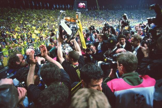 Borussia Dortmund team group, MAY 28, 1997 - Football : Borussia Dortmund players are surround by the media in celebration with trophy after winning the UEFA Champions League final match at Olympiastadion in Munich, Germany. (2006031416400617) o0 BVB, Pokal, Trophäe, Objekte, Siegerehrung, Europacupsieg, Jubel, Freude