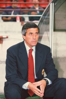Oscar Tabarez (AC Mailand), 1996 - Football : AC Milan head coach Oscar Washington Tabarez sits on the bench during the UEFA Champions League Group D match.  (2006031416413538)