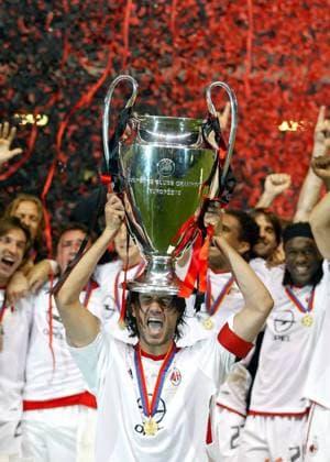 Paolo Maldini, 50. Geburtstag am 26. Juni Paolo Maldini (AC Mailand), MAY 28, 2003 - Football : Paolo Maldini lifts the trophy up after the UEFA Champions League 02-03 season at Old Trafford, Manchester, England. (200305291216124) o0 Jubel, Freude, Pokal, Trophäe, Objekte, Siegerehrung, Europacupsieg o00 Europapokalsieg Europapokalsieger