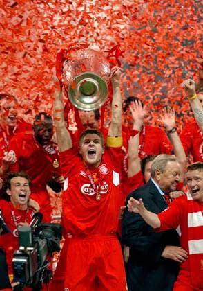 Steven Gerrard (Liverpool FC), MAY 25, 2005 - Football : Liverpool captain Steven Gerrard holds the trophy as the other Liverpool players celebrate winning the European Champions League final between Liverpool and AC Milan on May 25, 2005 at the Ataturk Olympic Stadium in Istanbul, Turkey. (200505262052189) o0 Jubel, Freude, Europacupsieg, Siegerehrung, Pokal, Trophäe, Objekte, Konfetti
