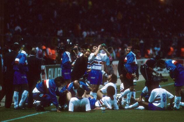 Spieler von Sampdoria Genua werden vor der Verlängerung massiert - Trainer Vujadin Boskov (Mitte) gibt Anweisungen Fußball EC 1 Herren Europapokal der Landesmeister 1991 1992, Finale, Totale London